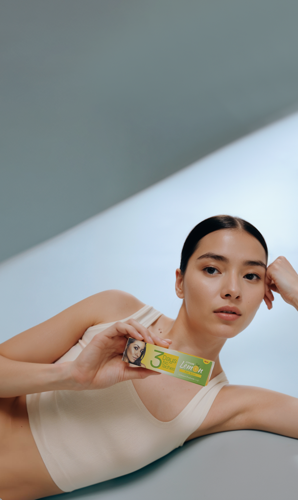 Woman lying down showing the 3 Days No Stains lemon cream